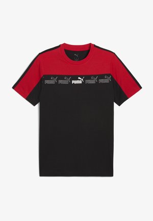 Czarna i czerwona koszulka wykonana z bawełny, z okrągłym dekoltem, krótkimi rękawami oraz poziomym nadrukiem logo na wysokości klatki piersiowej.