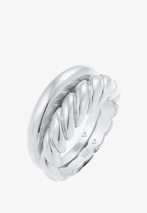 Zilveren ring met een gedraaide ontwerp en gladde en gedetailleerde accenten. Gemarkeerd met "925" wat aangeeft dat het van sterling zilver is. Ronde vorm.