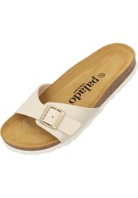 Vit sandal med bred rem, har ett metallspänne. Mjuk korksula och strukturerad yttersula för bra grepp. Lättviktig design.