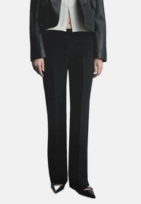 Zwarte op maat gemaakte broek met een recht model, voorzien van verticale strepen en een gladde stoftextuur. Geschikt voor formele gelegenheden.