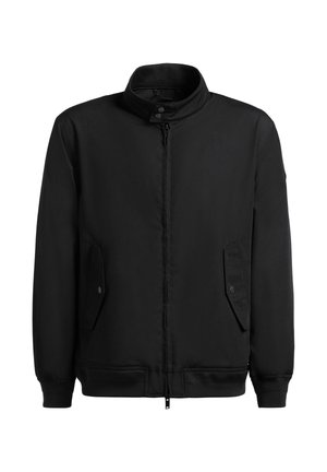 Zwarte jas met ritssluiting en opstaande kraag, klepzakken met drukknopen, geribbelde boorden aan mouwen en zoom, afgebeeld op een witte achtergrond.