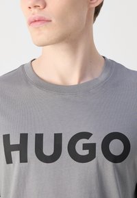 HUGO DULIVIO - Nyomott mintás póló - medium grey