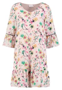 Abito a fantasia floreale in rosa chiaro con accenti verdi e gialli, caratterizzato da scollo a V, maniche svasate e orlo arricciato.