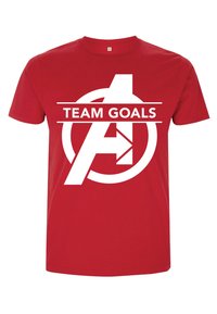 Rød bomulds t-shirt med et stort hvidt grafisk design med teksten "TEAM GOALS" og et pil-design inden i et rundt logo. Rund hals.