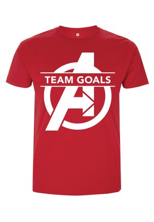 Rød bomulds t-shirt med et stort hvidt grafisk design med teksten "TEAM GOALS" og et pil-design inden i et rundt logo. Rund hals.