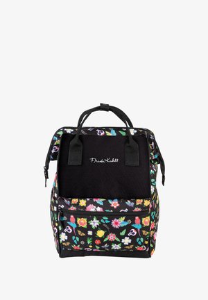 Sac à dos noir avec des motifs floraux colorés, des crânes et des oiseaux, avec "Frida Kahlo" brodé en blanc sur la poche avant. Deux poignées sur le dessus.