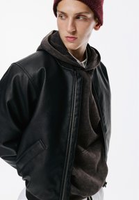 PULL&BEAR Imiteret læderjakke - black