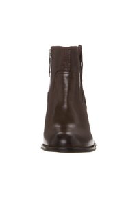 Botas de cuero marrones hasta el tobillo con un acabado suave, detalle de cremallera lateral y punta redondeada. La suela es plana y ligeramente elevada.
