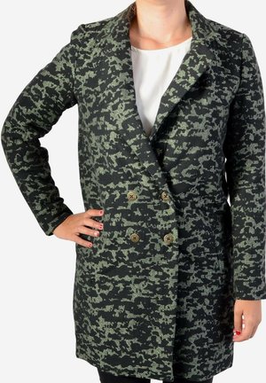 Cappotto doppiopetto in tessuto camouflage nero e verde, realizzato in tessuto testurizzato, con bottoni dorati e una vestibilità su misura.