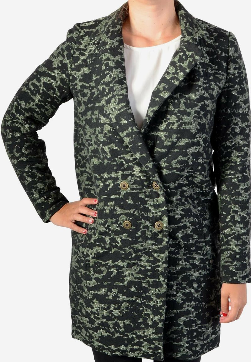 Abrigo de doble botonadura en un patrón de camuflaje negro y verde, hecho de una tela texturizada, con botones dorados y un corte a medida.