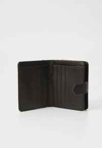 Portafoglio in pelle nera con design a due pieghe, dotato di più slot per carte e chiusura a scatto. Texture liscia e aspetto minimalista.