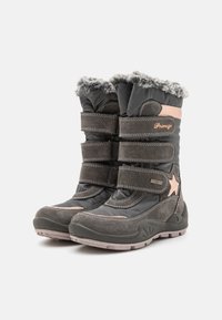 Bottes waterproof grises avec des accents en daim marron, doublure en polaire, trois bandes Velcro et un design en étoile sur le côté. Semelle en caoutchouc texturé.