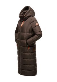 Lange bruine pufferjas met een hoge kraag, een ritssluiting aan de voorkant en twee voorzakken. De jas heeft oranje accenten en een logo op de mouw.
