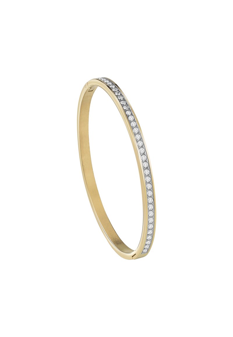 Gouden bangle armband met een slank ontwerp, voorzien van een rij sprankelende heldere stenen aan één zijde en een glad, gepolijst oppervlak.