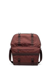 Brun stoftaske med dobbelt topgreb, justerbar skulderrem, lynlås lomme foran, og mørkebrun accent med spænder og et tekstureret bånd.