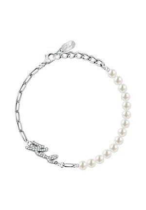 Sølvkædearmbånd med hvide perler på den ene side og en "Karl" navneskilt dækket med rhinsten på den anden side, sikret med en hummerlås.