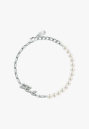 Zilveren kettingarmband met witte parels aan één kant en een met strass-steentjes bezette naamplaat "Karl" aan de andere kant, bevestigd met een karabijnsluiting.