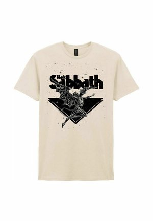 Ecru t-shirt z napisem „Black Sabbath” nad czarną postacią demona z skrzydłami, skaczącego przed czarnym trójkątnym kształtem na tle w kropki.