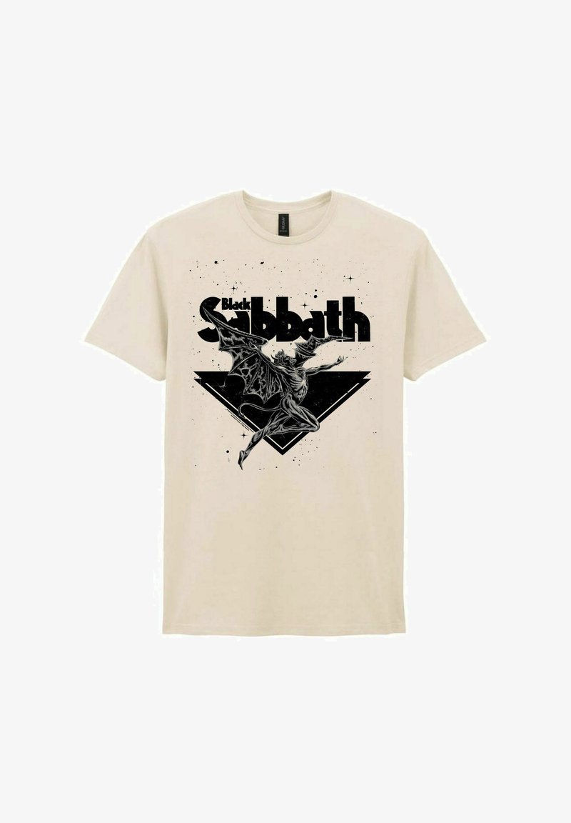 Off-White T-Shirt mit dem Text "Black Sabbath" über einer schwarzen, geflügelten Dämonenfigur, die vor einer schwarzen, dreieckigen Form mit gesprenkeltem Hintergrund springt.