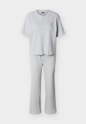 Ανοιχτό γκρι κοντομάνικο ριμπ πλεκτό τοπ με λαιμόκοψη σε στυλ crew και παντελόνι με φαρδύ πόδι, συνοδευόμενο από μικρό μαύρο κεντημένο λογότυπο στο στήθος.