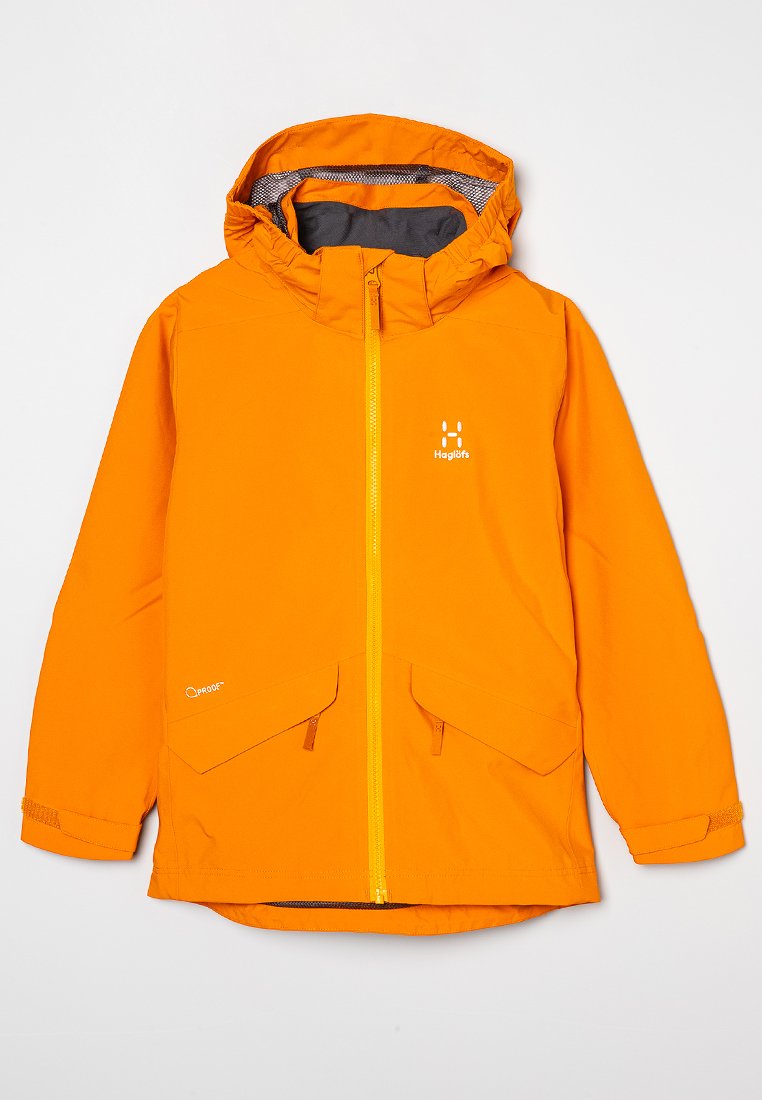 Chaqueta con capucha de color naranja brillante, con cremallera frontal, dos bolsillos con cremallera en ángulo y logotipos en el pecho y en la solapa del bolsillo izquierdo.