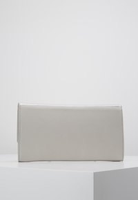 Šedá kabelka z umělé kůže s hladkým povrchem, obdélníkovým tvarem a minimalistickým designem. Obsahuje skládací klopu pro uzavření.