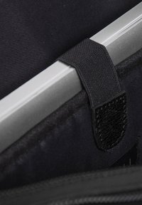 Mansa de laptop din material textil negru cu un cadru din aluminiu gri, având o curea din material textil negru și închidere cu arici pentru o stocare sigură.