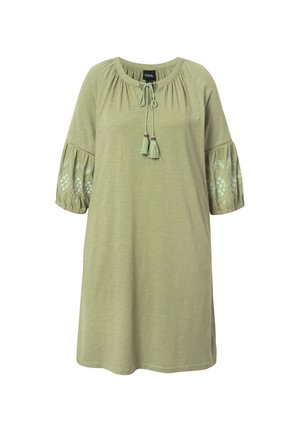 Vihreä polvipituinen mekko, jossa on pyöreä pääntie, nyöritys ja lyhyet puffihihat, joissa on brodeerattuja kukkakuvioita.