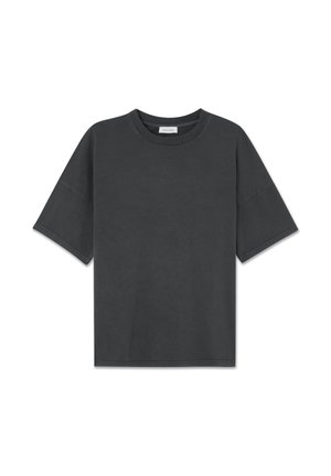 Temno siva bombažna majica s kratkimi rokavi, sproščenega kroja, z okroglim izrezom in preprostim dizajnom. Gladek tekstura, brez vidnih vzorcev ali poudarkov.