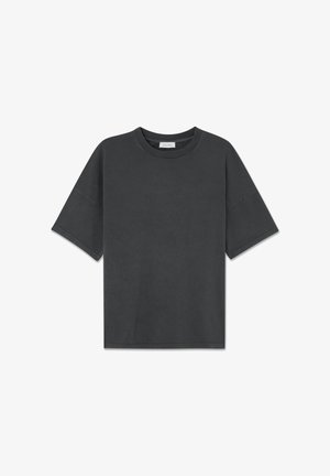 Temno siva bombažna majica s kratkimi rokavi, sproščenega kroja, z okroglim izrezom in preprostim dizajnom. Gladek tekstura, brez vidnih vzorcev ali poudarkov.