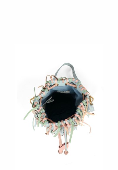 Borsa a secchiello con un esterno blu morbido, decorata con frange in pelle pastello e accessori in oro. L'apertura superiore rivela un interno scuro.