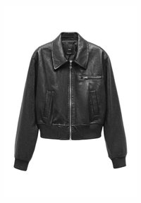Veste bomber en similicuir noir avec fermeture éclair avant, deux poches latérales, poignets et ourlet côtelés, et une poche poitrine zippée.
