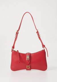 Piros bőrből készült kézitáska ívelt formával, állítható vállpánttal, arany színű fém díszítésekkel és egy elülső fedéllel, amelyen fém csatt található.
