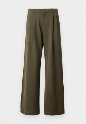 Olivgrüne weit geschnittene Hosen mit Falten, Gürtelschlaufen und einem verdeckten vorderen Verschluss vor einem einfarbigen Hintergrund.