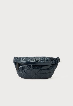 Sac banane noir brillant matelassé avec poche avant zippée, texture rembourrée et bandoulière réglable sur un fond clair uni.