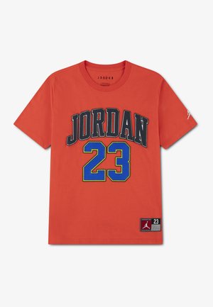 Rood T-shirt met korte mouwen met "JORDAN" in zwarte omrande tekst en blauw nummer "23" met gele omlijning, gecentreerd op de voorkant.