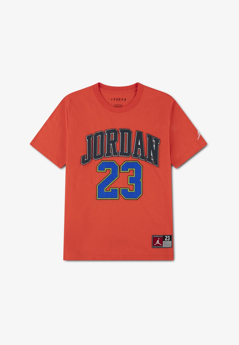 T-shirt rouge à manches courtes avec "JORDAN" en lettres noires contours et le numéro "23" bleu contour jaune centré sur le devant.