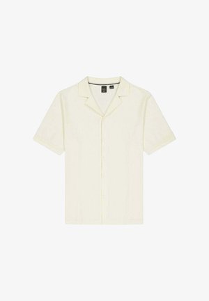 Kurzärmeliges cremefarbenes Hemd mit Knöpfen, Camp-Kragen und feiner vertikaler Streifenstruktur, flach auf weißem Hintergrund dargestellt.