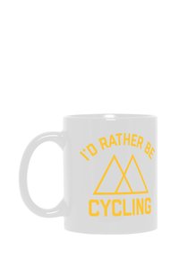 Taza de cerámica blanca con texto amarillo que dice "PREFERIRÍA ESTAR MONTANDO EN BICI" sobre dos formas de montañas triangulares. Superficie lisa, asa redonda.