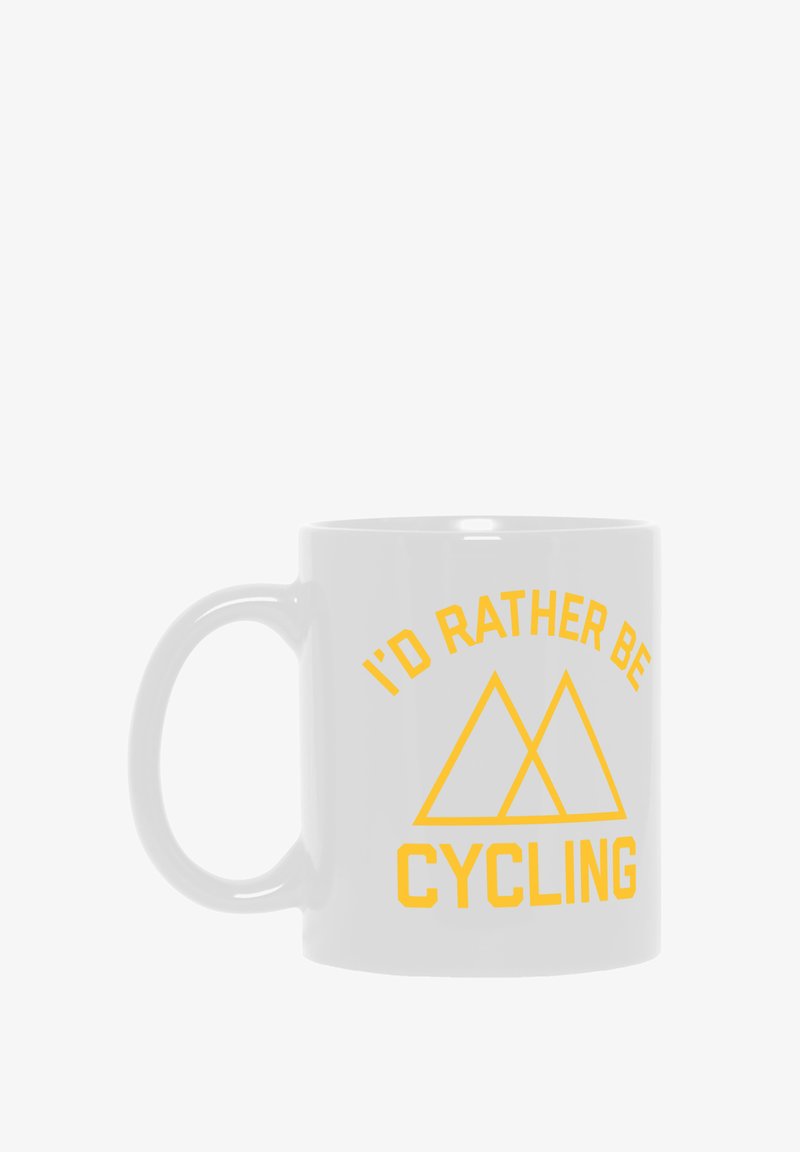 Taza de cerámica blanca con texto amarillo que dice "PREFERIRÍA ESTAR MONTANDO EN BICI" sobre dos formas de montañas triangulares. Superficie lisa, asa redonda.