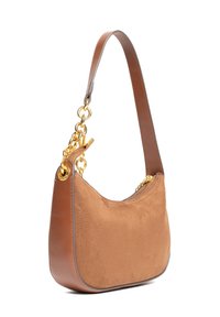 Braune Wildledertasche mit einem kontrastierenden braunen Ledertrageriemen, goldenen Hardware-Akzenten, geschwungener Form und einem Reißverschlussverschluss oben.