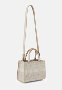 Beige handtas met een gestructureerde vorm, voorzien van twee handvatten bovenaan en een schouderband. Het ontwerp heeft een logo-patroon textuur.