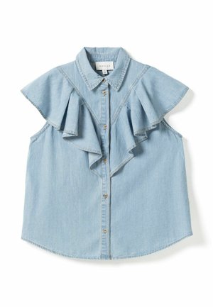 Lichtblauwe mouwloze denim blouse met knoopsluiting aan de voorkant, puntkraag en ruches rond de schouders en borst.