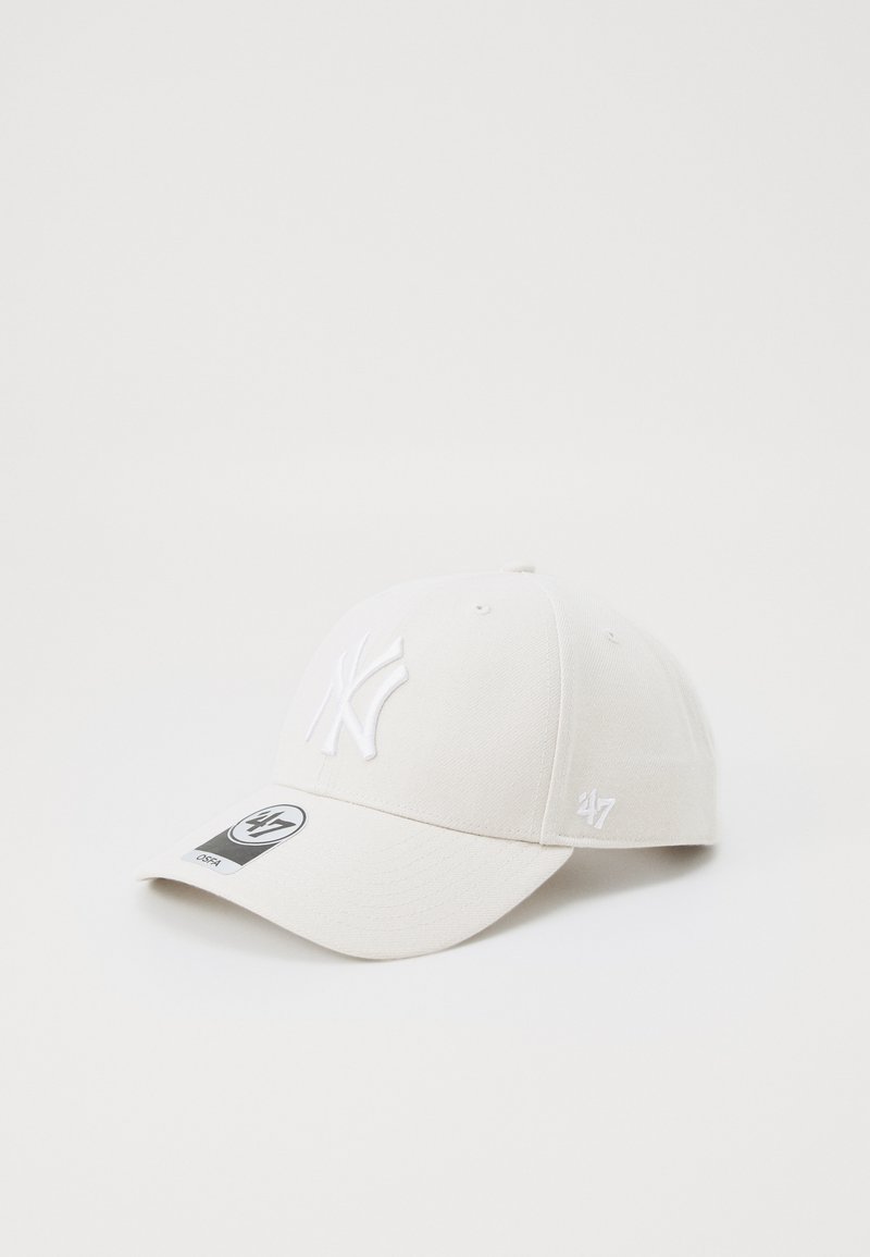 Cappellino da baseball bianco con un design strutturato, caratterizzato da un logo rialzato bianco dei New York Yankees e un 47 bianco ricamato sul lato.