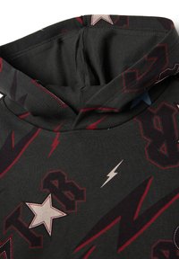 Schwarzer Kapuzenpullover mit einem Muster aus roten und weißen Sternen, Blitzsymbolen und Buchstaben, hergestellt aus einem weichen, strukturierten Stoff.