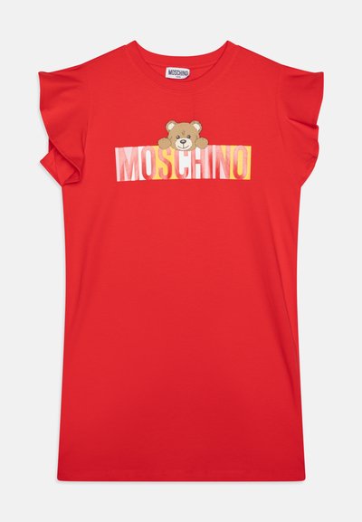 Crvena pamučna majica s kratkim nabranim rukavima, prednjim grafičkim prikazom medvjeda i "MOSCHINO" u kontrastnim velikim slovima.