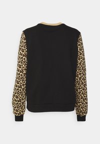 Sweat-shirt noir avec manches longues imprimé léopard et col côtelé beige, vu de dos.