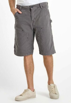 Shorts cargo gris en tissu mélangé de coton, avec deux poches avant, fermeture à bouton et ourlet roulé pour un ajustement décontracté.
