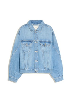 Veste en denim bleu clair avec fermeture à boutons, col pointu, deux poches poitrine à rabat et manches longues sur fond blanc.