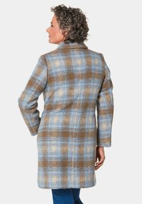 Wollplaidmantel in Blau, Braun und Beige; verfügt über eine taillierte Passform, einen Kragen und lange Ärmel mit einem mittellangen Design.